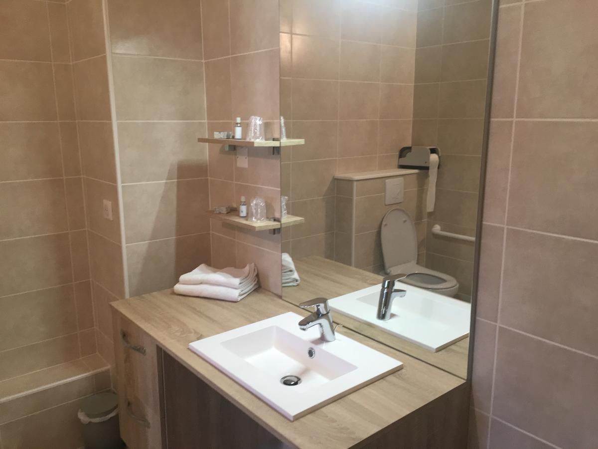 Location Chambres Hotel Joly Dun-le-Palestel Bagian luar foto